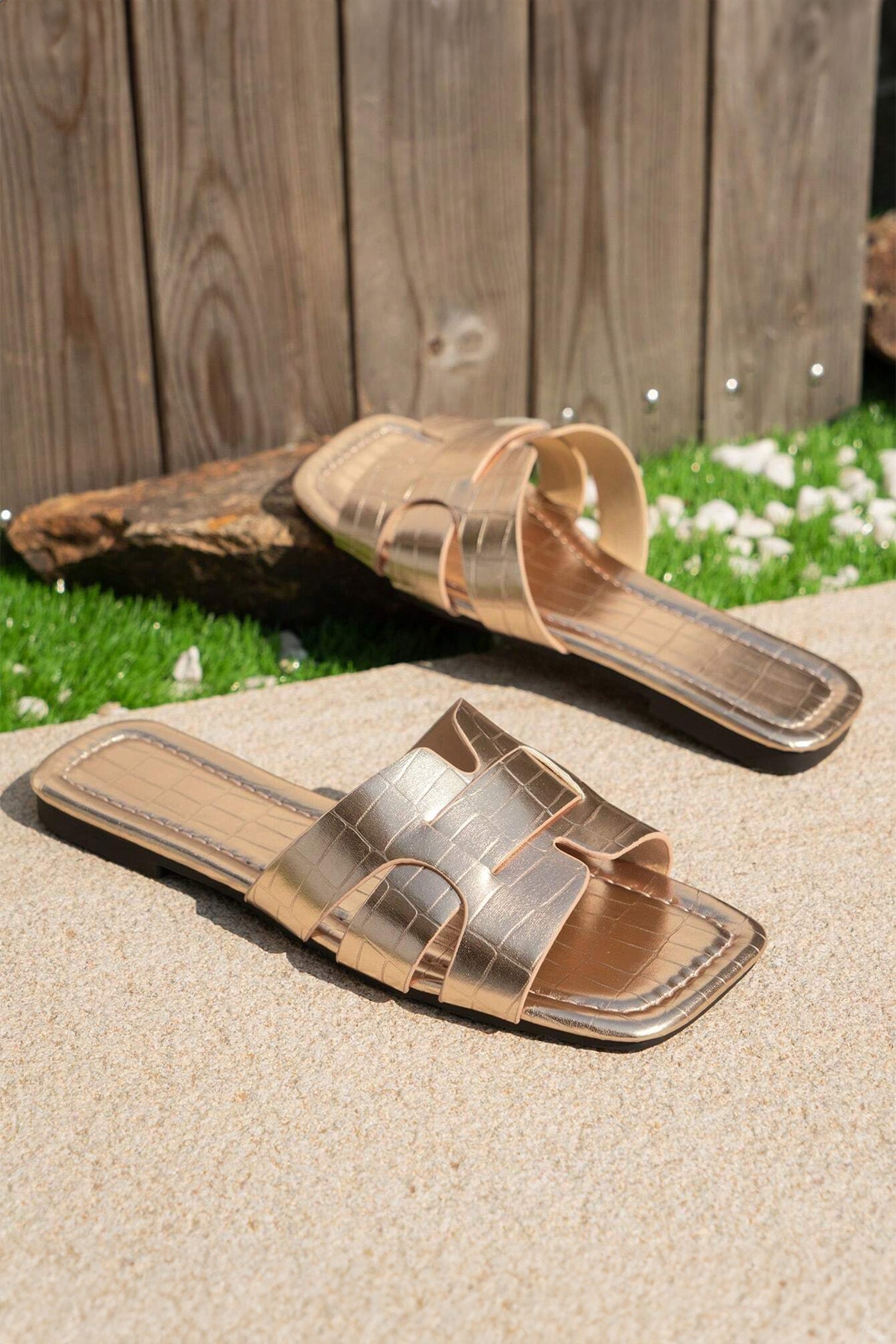 Gold Crocodile Pattern Roman Style Flat Slippers